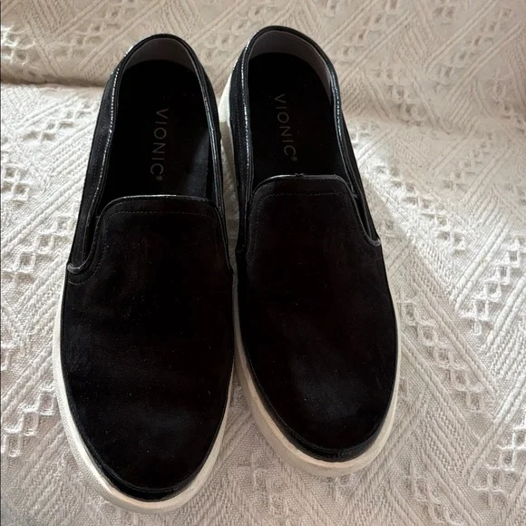 Vionic effortless women’s Black Slip-On Loafers with White Sole - Picture 2 of 7